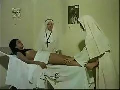 लड़की सेक्सी फिल्म हिंदी फुल एचडी एक लड़के को शांत करती है