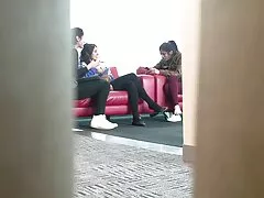 दो मम्मी सेक्सी वीडियो फुल फिल्म सोफे पर मस्ती करती हैं