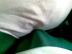 गुलाबी स्नान वाले सूट में एक tanned आदमी और एक लड़की ताड़ के पेड़ों के साथ एक गर्म रेतीले समुद्र तट पर सुंदर सेक्स करती एचडी फुल सेक्सी फिल्म है, वह उसे अपने मुंह और गधे में धकेल देती है